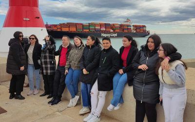 Alumnos  de Comercio en el puerto de Valencia
