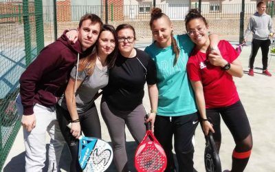Los alumnos de TAFAD enseñan a jugar al padel a los alumnos de jardinería
